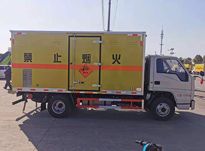 荔城爆破器材运输车技术升级与安全合规新趋势